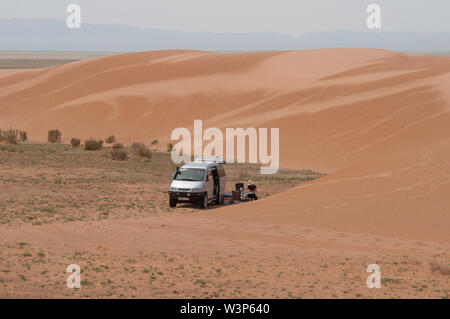 Mittagspause auf einer Wüste Gobi road trip: Moltzog Els Sanddünen, Mongolei Stockfoto