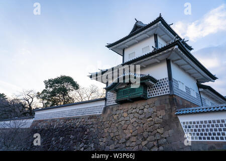 Kanazawa, Japan - 14. Februar 2019: Sonnenuntergang am Kanazawa Castle in Kanazawa, Präfektur Ishikawa, Japan. Stockfoto