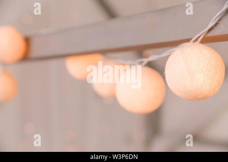 Weihnachten Neujahr Hintergrund. Hängende Pastell Golden Baumwolle Bälle. Stockfoto