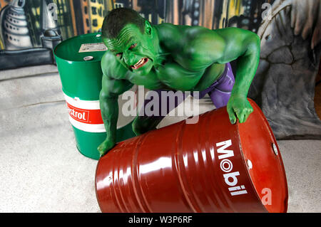 GEEK KUNST - Bodypainting trifft auf SciFi, Fantasy und mehr: Hulk Fotoshooting mit Model Fred in einem Comic szene in der Photo Studio Schubert in Niedernwohren - ein Projekt der Fotograf Tschiponnique Skupin und der Bodypainters und Transformatoren Enrico Lein | Verwendung weltweit Stockfoto