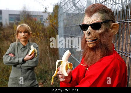 Laatzen, Deutschland. Am 15. Juli 2019. GEEK KUNST - Bodypainting trifft auf SciFi, Fantasy und mehr: 'Planet der Affen' Fotoshooting mit den Modellen Maria und Paul als Schimpansen auf dem Expo-Gelände in Laatzen - ein Projekt der Fotograf Tschiponnique Skupin und der Bodypainters und Transformatoren Enrico Lein | Verwendung der weltweiten Kredit: dpa/Alamy leben Nachrichten Stockfoto