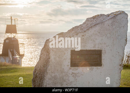 Portishead, North Somerset, Vereinigtes Königreich. 11. Juli 2019. Die Seeleute Memorial mit dem Leuchtturm im Hintergrund in Battery Point, Portishead. Stockfoto