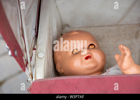 Altmodische traditionelle Baby Puppe in einem Kinderwagen Stockfoto