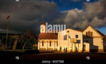 Kinder spielen basket-ball im Hof der Kirche, Hochland von Madagaskar Landschaft. Stockfoto