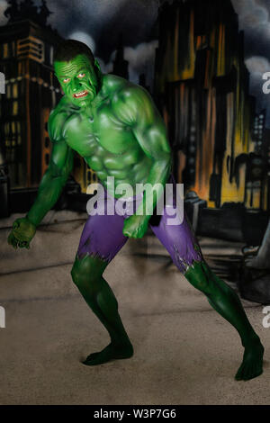 GEEK KUNST - Bodypainting trifft auf SciFi, Fantasy und mehr: Hulk Fotoshooting mit Model Fred in einem Comic szene in der Photo Studio Schubert in Niedernwohren - ein Projekt der Fotograf Tschiponnique Skupin und der Bodypainters und Transformatoren Enrico Lein | Verwendung weltweit Stockfoto