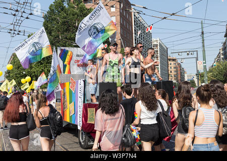 Milano 29. Juni 2019, Gay Pride Parade. Die Menschen auf der Straße feiern den Tag für homosexuelle Freiheit und Bürgerrechte Stockfoto