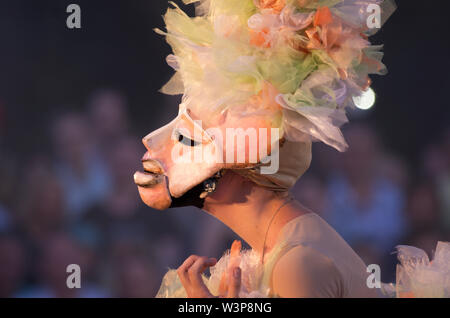 Sankt Petersburg, Russland - August 4,2018: VIII Internationales Festival der Street Theater" elagin Park'. Herr Pejo's Wandering Puppen. Mädchen in der rosa Mas Stockfoto