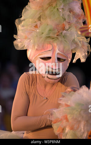 Sankt Petersburg, Russland - August 4,2018: VIII Internationales Festival der Street Theater" elagin Park'. Herr Pejo's Wandering Puppen. Mädchen in der rosa Mas Stockfoto