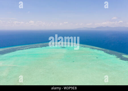 Atoll und blaues Meer, Blick von oben. Marine von Tag zu Tag. Türkis-blauen Meer Wasser. Stockfoto