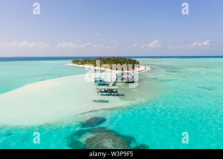 Holz- Bungalows und eine Brücke auf einer tropischen Insel. Onok Insel Balabac, Philippinen. Stockfoto