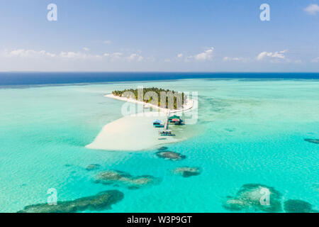 Holz- Bungalows und eine Brücke auf einer tropischen Insel. Onok Insel Balabac, Philippinen. Stockfoto