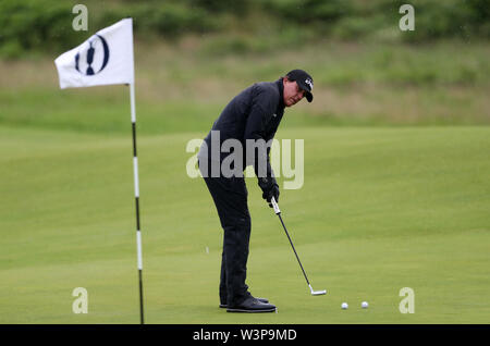 Die USA Phil Mickelson Schläge am 9. Während der Vorschau 4. Tag der offenen Meisterschaft 2019 im Royal Portrush Golf Club. Stockfoto