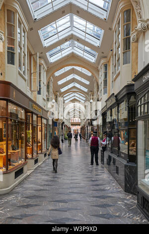 LONDON - 17. MAI 2019: Burlington Arcade Innenraum mit Menschen und luxuriösen Geschäften in London, England. Stockfoto