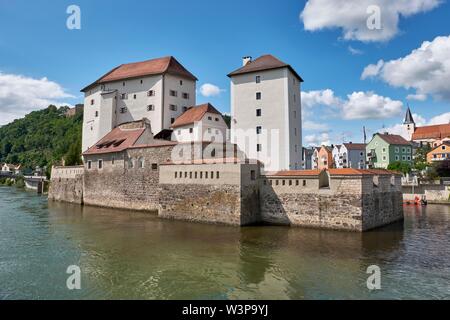 Blick über die Donau auf der Veste Niederhaus, Passau, Niederbayern, Bayern, Deutschland Stockfoto