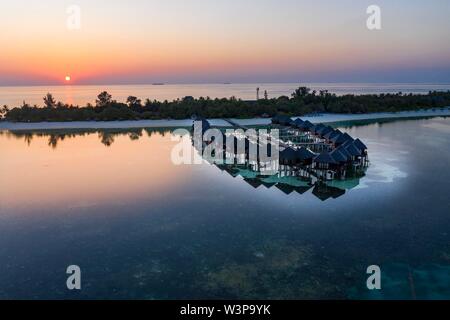 Luftaufnahme, Lagune der Malediven Insel Olhuveli mit Wasser Bungalows, Süd-Male-Atoll, Malediven Stockfoto