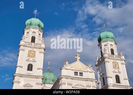 Kirchtürme von St. Stephan's Cathedral, Passau, Niederbayern, Bayern, Deutschland Stockfoto