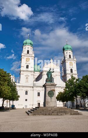 Dom St. Stephan mit der Statue von König Maximilian I. von Bayern Passau, Niederbayern, Bayern, Deutschland Stockfoto