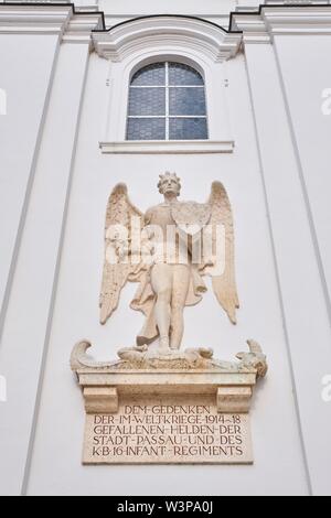 Engel Statue auf der westlichen Fassade des St. Stephen's Cathedral, Gedenktafel für die Soldaten, die in der Tätigkeit während des Zweiten Weltkrieges getötet habe, Passau, Untere Stockfoto