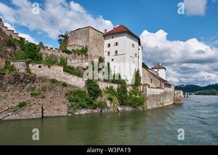 Blick über die Donau auf der Veste Niederhaus, Passau, Niederbayern, Bayern, Deutschland Stockfoto