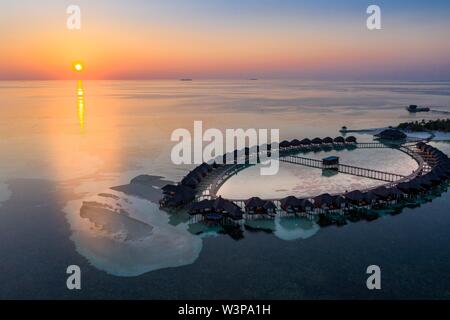 Luftaufnahme, Lagune der Malediven Insel Olhuveli mit Wasser Bungalows, Süd-Male-Atoll, Malediven Stockfoto