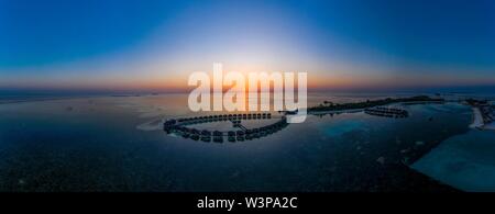 Luftaufnahme, Panorama, Lagune der Malediven Insel Olhuveli mit Wasser Bungalows, Süd-Male-Atoll, Malediven Stockfoto