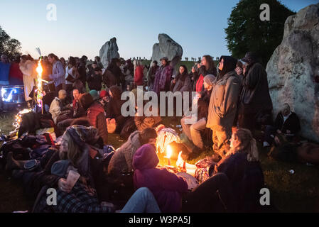 20. Juni 2019. Hunderte Menschen versammeln sich Avebury Henge in Wiltshire die Sommersonnenwende während des Abends und morgens zu feiern. Stockfoto