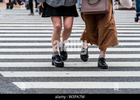 Zwei Fußgänger überqueren Zebrastreifen, Nahaufnahme, Shibuya Crossing, Shibuya, Udagawacho, Tokio, Japan Stockfoto