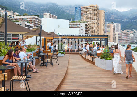 MONTE CARLO, MONACO - 19. AUGUST 2016: Kaffee von Starbucks Cafe Terrasse mit Menschen in einem Sommertag in Monte Carlo, Monaco. Stockfoto