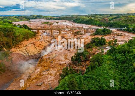 Brücke über den Fluss betsiboka an der RN4, in der Nähe von Maevatanana, Drone, West Madagaskar, Madagaskar Stockfoto