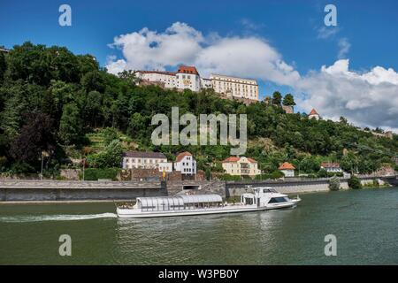 Blick über die Donau auf die Burg Veste Oberhaus, Passau, Niederbayern, Bayern, Deutschland Stockfoto