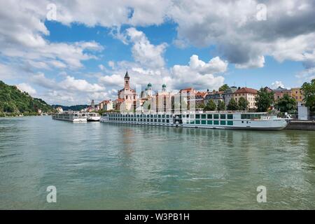 Blick über die Donau auf einem Bootssteg mit Flusskreuzfahrt Schiffe, in die Altstadt von Passau, Niederbayern, Bayern, Deutschland Stockfoto