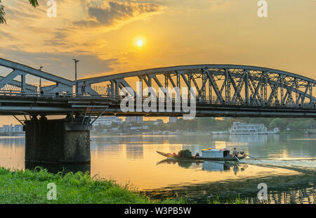 Dawn bei Trang Tien Brücke. Diese gotische Architektur Brücke auf den Perfume River, das aus dem 18. Jahrhundert von Gustave Eiffel in Hue, Vietnam konzipiert Stockfoto