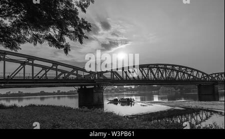 Dawn bei Trang Tien Brücke. Diese gotische Architektur Brücke auf den Perfume River, das aus dem 18. Jahrhundert von Gustave Eiffel in Hue, Vietnam konzipiert Stockfoto