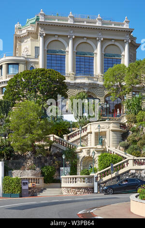 MONTE CARLO, MONACO - 21. AUGUST 2016: Treppe mit mediterraner Vegetation und casino Gebäude an einem sonnigen Sommertag in Monte Carlo, Monaco. Stockfoto
