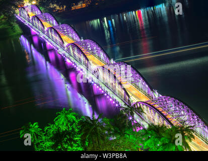 Panoramablick auf die Stadt bunte Nacht funkelnden Blick von oben in Hue, Vietnam. Stockfoto