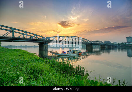 Dawn bei Trang Tien Brücke. Diese gotische Architektur Brücke auf den Perfume River, das aus dem 18. Jahrhundert von Gustave Eiffel in Hue, Vietnam konzipiert Stockfoto