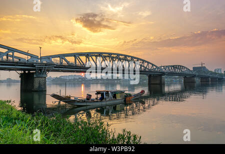 Dawn bei Trang Tien Brücke. Diese gotische Architektur Brücke auf den Perfume River, das aus dem 18. Jahrhundert von Gustave Eiffel in Hue, Vietnam konzipiert Stockfoto