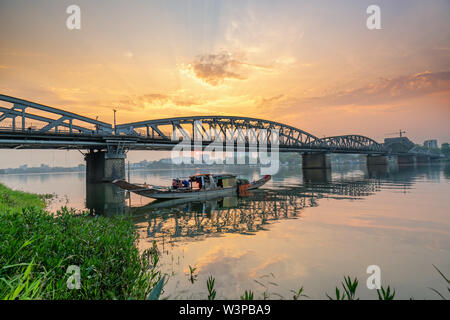 Dawn bei Trang Tien Brücke. Diese gotische Architektur Brücke auf den Perfume River, das aus dem 18. Jahrhundert von Gustave Eiffel in Hue, Vietnam konzipiert Stockfoto