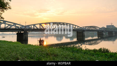 Dawn bei Trang Tien Brücke. Diese gotische Architektur Brücke auf den Perfume River, das aus dem 18. Jahrhundert von Gustave Eiffel in Hue, Vietnam konzipiert Stockfoto