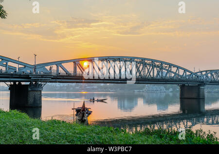 Dawn bei Trang Tien Brücke. Diese gotische Architektur Brücke auf den Perfume River, das aus dem 18. Jahrhundert von Gustave Eiffel in Hue, Vietnam konzipiert Stockfoto