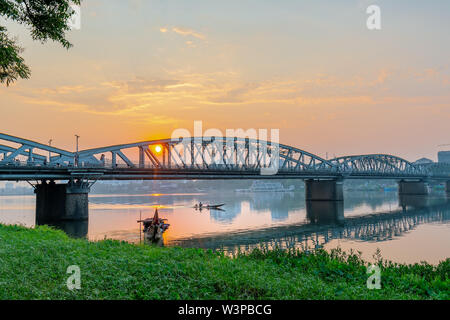 Dawn bei Trang Tien Brücke. Diese gotische Architektur Brücke auf den Perfume River, das aus dem 18. Jahrhundert von Gustave Eiffel in Hue, Vietnam konzipiert Stockfoto