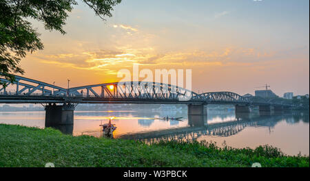 Dawn bei Trang Tien Brücke. Diese gotische Architektur Brücke auf den Perfume River, das aus dem 18. Jahrhundert von Gustave Eiffel in Hue, Vietnam konzipiert Stockfoto