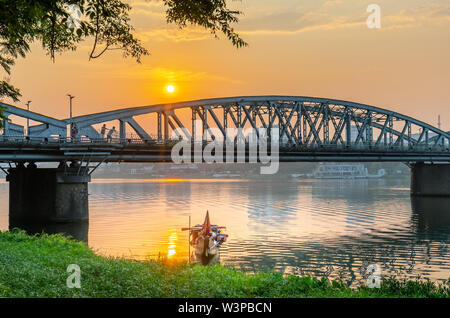 Dawn bei Trang Tien Brücke. Diese gotische Architektur Brücke auf den Perfume River, das aus dem 18. Jahrhundert von Gustave Eiffel in Hue, Vietnam konzipiert Stockfoto