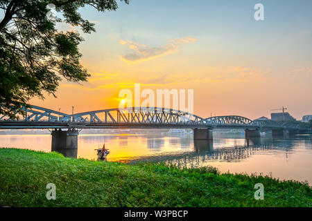 Dawn bei Trang Tien Brücke. Diese gotische Architektur Brücke auf den Perfume River, das aus dem 18. Jahrhundert von Gustave Eiffel in Hue, Vietnam konzipiert Stockfoto