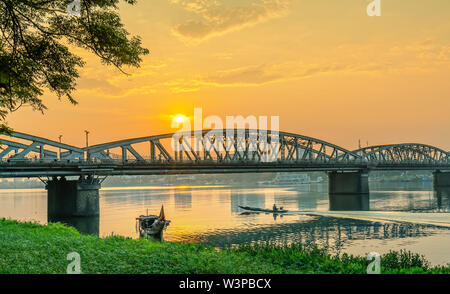 Dawn bei Trang Tien Brücke. Diese gotische Architektur Brücke auf den Perfume River, das aus dem 18. Jahrhundert von Gustave Eiffel in Hue, Vietnam konzipiert Stockfoto