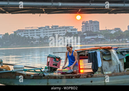 Fischer Leben auf dem Boot unter der Truong Tien Brücke in der Morgendämmerung, schwebenden Leben aber das Glück in Hue, Vietnam Stockfoto