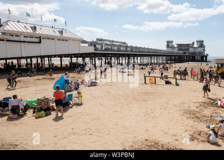 Weston-super-Mare, North Somerset, Vereinigtes Königreich. Am 22. Juni 2019. Tausende von Menschen kommen in der Nähe von Weston-super-Mare Grand Pier das warme Wetter zu genießen. Stockfoto