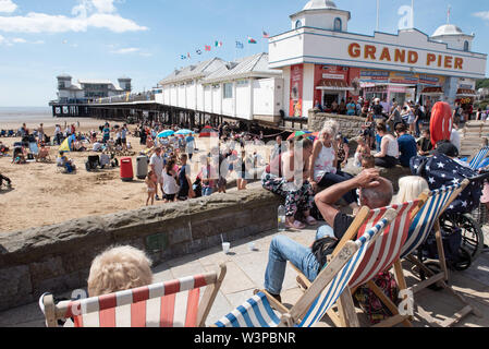 Weston-super-Mare, North Somerset, Vereinigtes Königreich. Am 22. Juni 2019. Tausende von Menschen kommen in der Nähe von Weston-super-Mare Grand Pier das warme Wetter zu genießen. Stockfoto