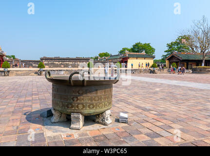 Großen Alten Kupferkessel in der kaiserlichen Stadt, als Instrumente für das Kochen Gemeinschaft feudalen Dynastie in Hue, Vietnam Stockfoto