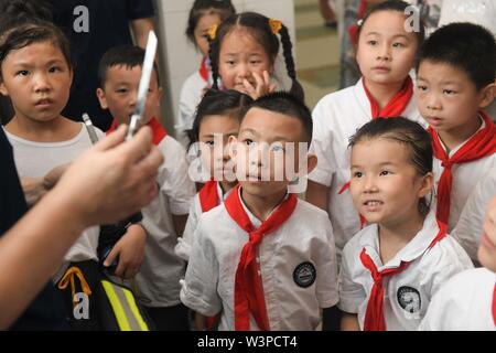 Hefei, Anhui Provinz Chinas. 17. Juli, 2019. Die Schüler lernen, wie ein Rescue Tool auf das Feuer Haus in Hefei, Hauptstadt der ostchinesischen Provinz Anhui, 17. Juli 2019. Credit: Zhang Duan/Xinhua/Alamy leben Nachrichten Stockfoto